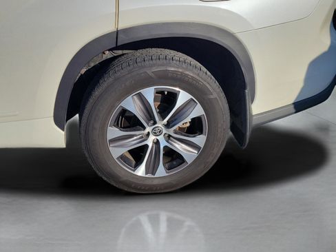Used 2021 Toyota Highlander XLE AWD/4WD image 25