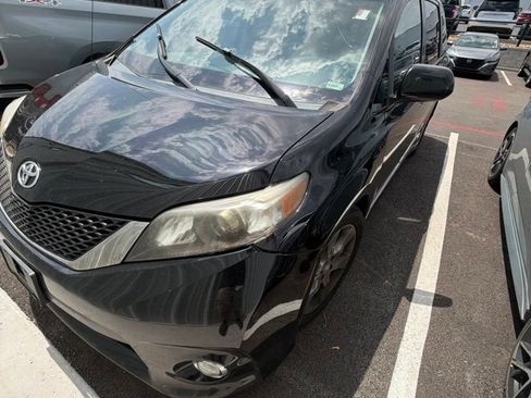 Used 2014 Toyota Sienna SE FWD image 1