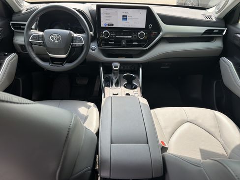 Used 2023 Toyota Highlander Platinum AWD/4WD image 4