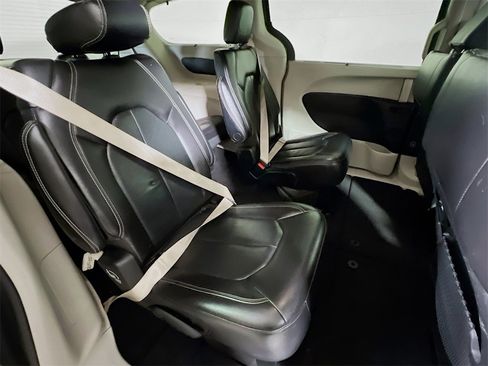Used 2022 Chrysler Pacifica Touring-L image 25