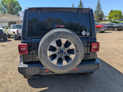 Used 2018 Jeep Wrangler Unlimited Sahara w/ Uconnect 4C Nav & Sound Group AWD/4WD image 10