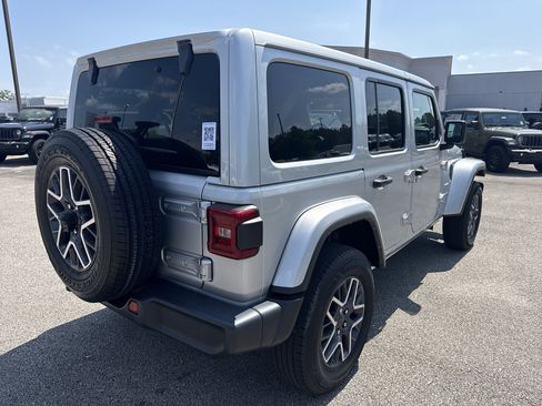 Used 2024 Jeep Wrangler Unlimited Sahara AWD/4WD image 7