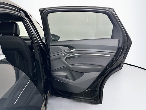 Used 2024 Audi Q8 e-tron Premium Plus w/ Premium Plus Package image 32