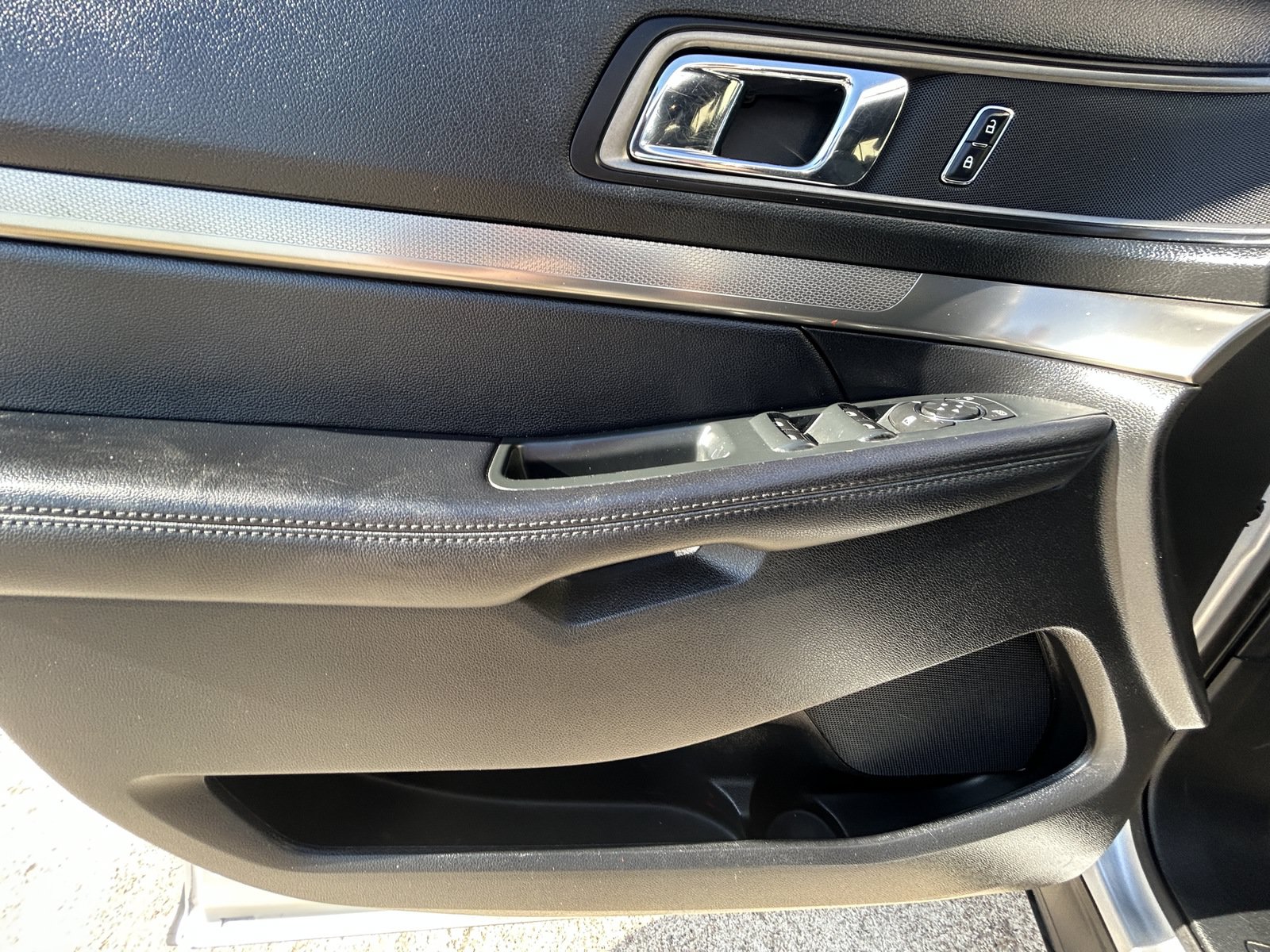 Used 2018 Ford Explorer XLT w/ Equipment Group 201A FWD image 14