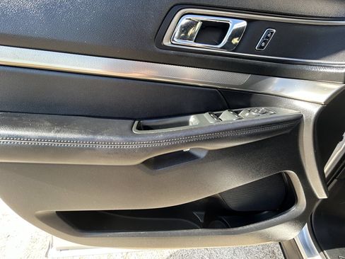 Used 2018 Ford Explorer XLT w/ Equipment Group 201A FWD image 14