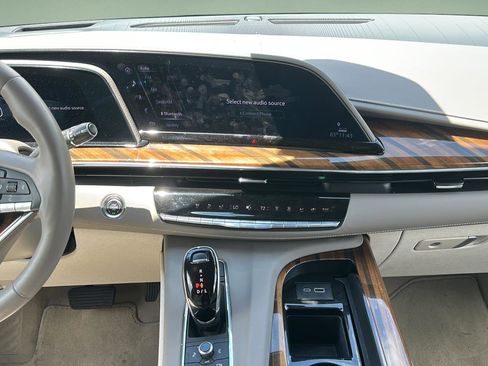 Used 2024 Cadillac Escalade Premium Luxury Platinum RWD image 12
