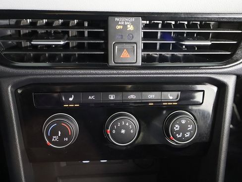 Used 2023 Volkswagen Taos SE w/ Panoramic Sunroof Package image 47