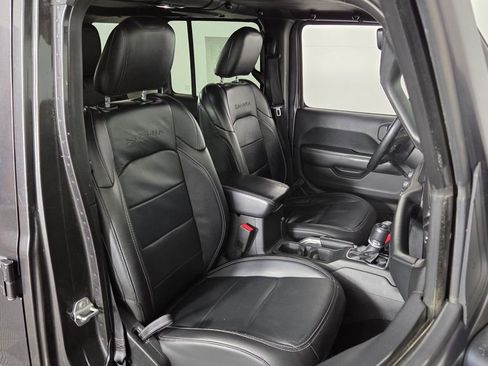 Used 2018 Jeep Wrangler Unlimited Sahara AWD/4WD image 37