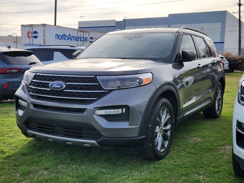 Used 2022 Ford Explorer XLT w/ Equipment Group 202A image 3