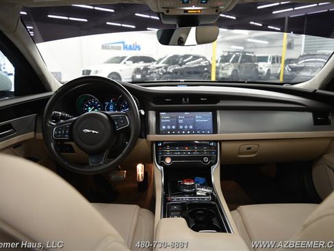 Used 2020 Jaguar XF Premium image 24