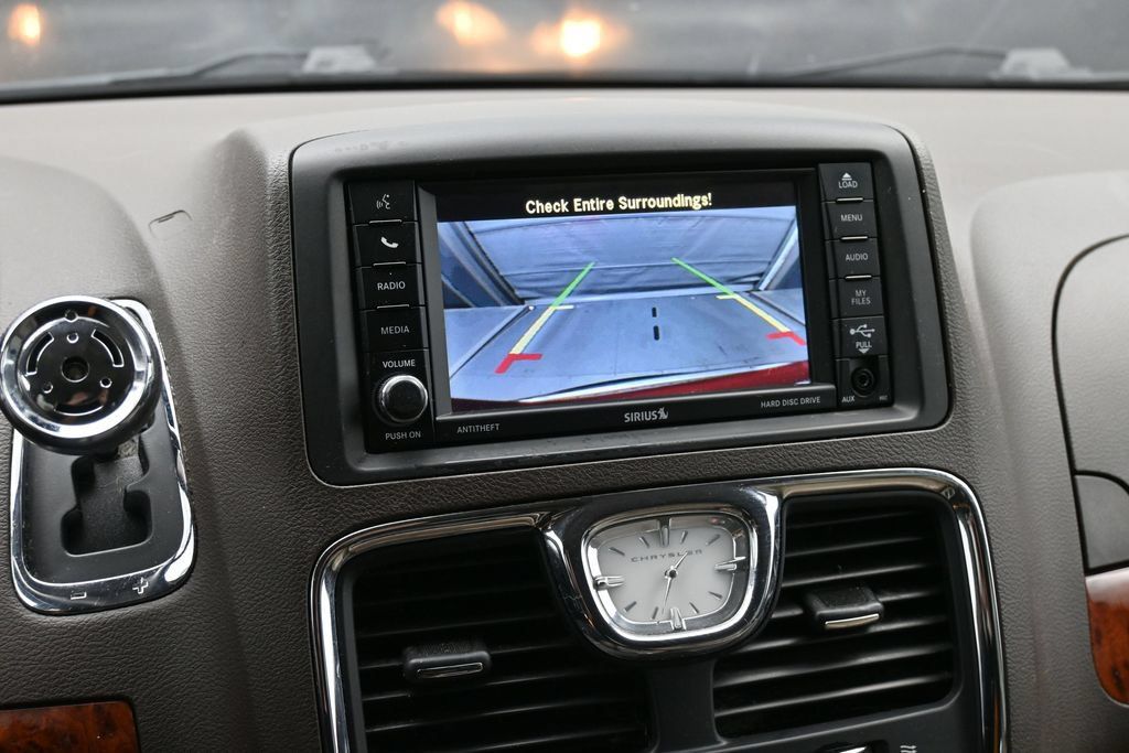 Used 2016 Chrysler Town & Country Touring w/ Driver Convenience Group FWD image 15