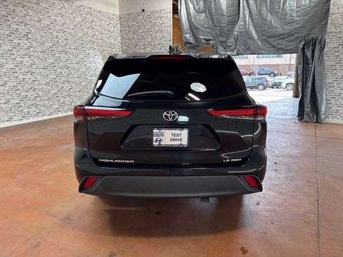 Used 2021 Toyota Highlander LE image 6