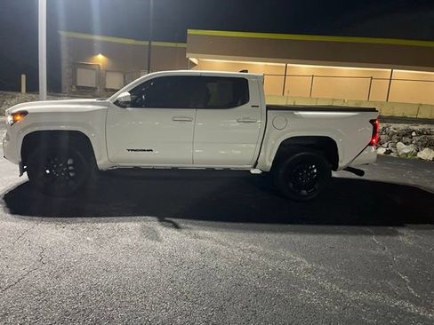 Used 2024 Toyota Tacoma SR5 AWD/4WD image 10