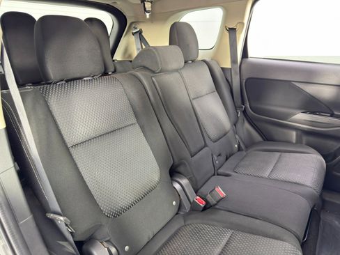 Used 2017 Mitsubishi Outlander SE image 32