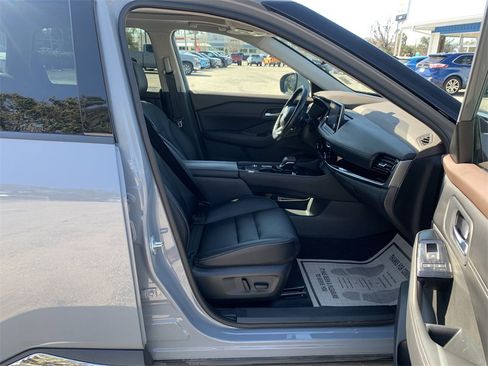 Used 2023 Nissan Rogue SL image 6