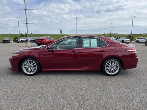 Used 2018 Toyota Camry XLE FWD image 8