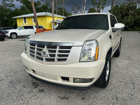 Used 2011 Cadillac Escalade Premium RWD image 5
