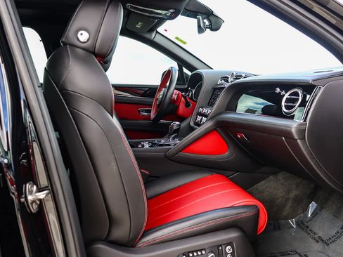 Used 2021 Bentley Bentayga image 24