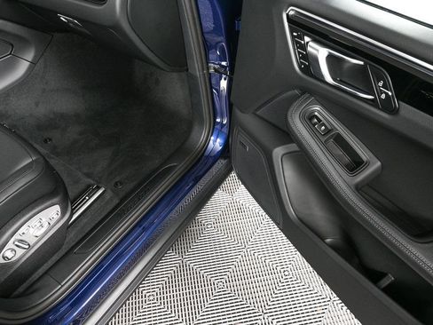 Certified 2025 Porsche Macan image 25