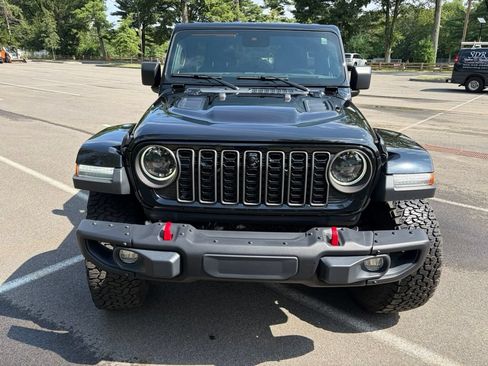 Used 2024 Jeep Wrangler Unlimited Rubicon AWD/4WD image 2