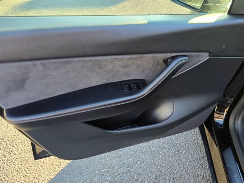 Used 2021 Tesla Model Y Long Range image 12