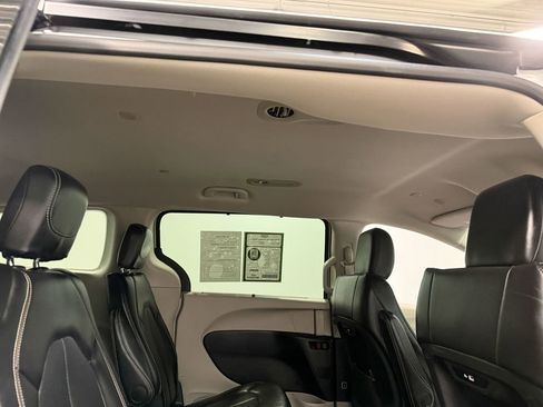 Used 2024 Chrysler Pacifica Touring-L image 71