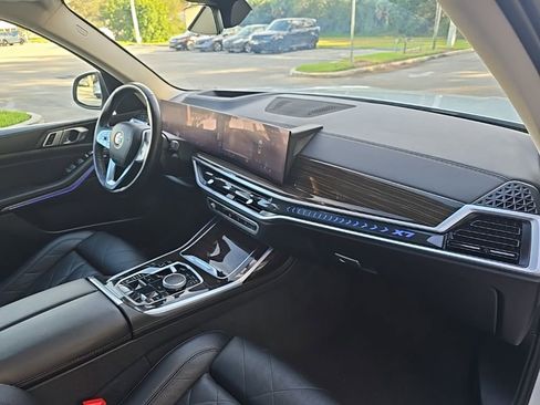 Used 2023 BMW X7 xDrive40i image 32