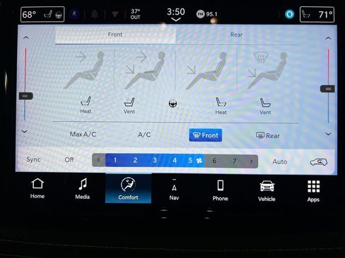 Used 2024 Chrysler Pacifica Limited FWD image 17