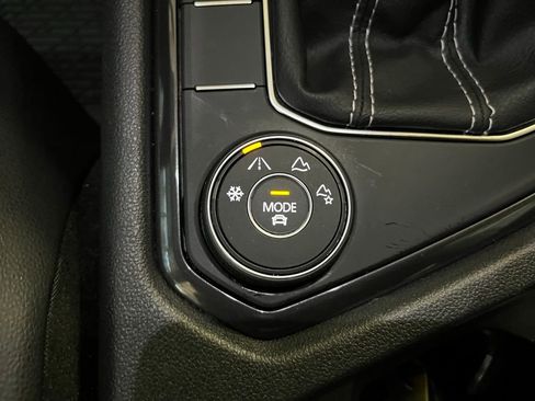 Used 2022 Volkswagen Tiguan SE AWD/4WD image 16