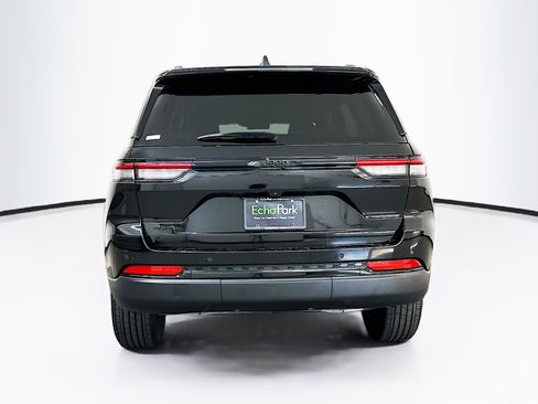 Used 2025 Jeep Grand Cherokee Altitude AWD/4WD image 7