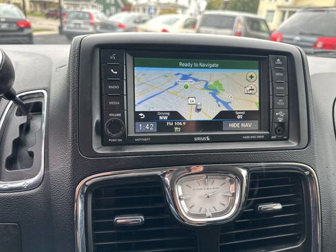 Used 2016 Chrysler Town & Country Touring w/ Driver Convenience Group image 21