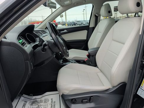 Used 2019 Volkswagen Tiguan SE w/ Panoramic Sunroof Package image 8
