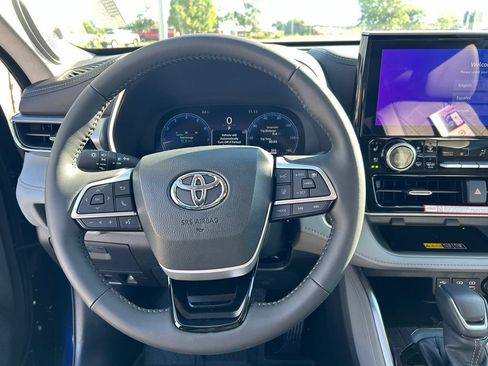 Used 2026 Toyota Highlander Platinum AWD/4WD image 19