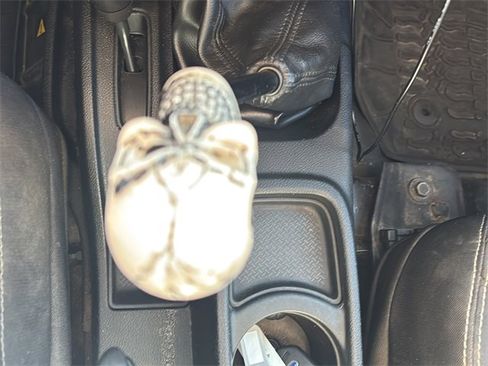 Used 2016 Jeep Wrangler Unlimited Sahara w/ Connectivity Group image 27