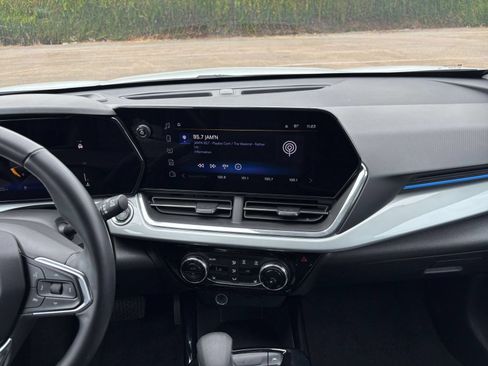 Used 2025 Chevrolet Trax LT w/ LT Convenience Package FWD image 17
