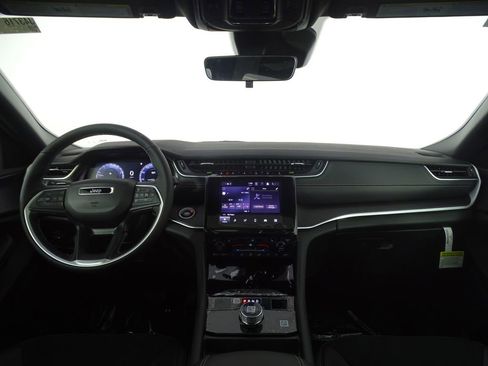 New 2025 Jeep Grand Cherokee Altitude image 30