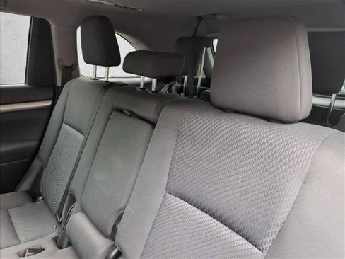 Used 2014 Toyota Highlander LE FWD image 18