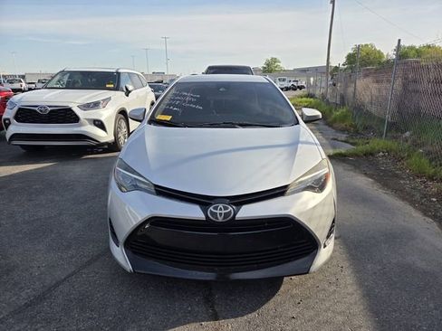 Used 2018 Toyota Corolla LE image 2