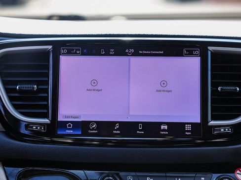 Used 2024 Chrysler Pacifica Touring-L FWD image 4
