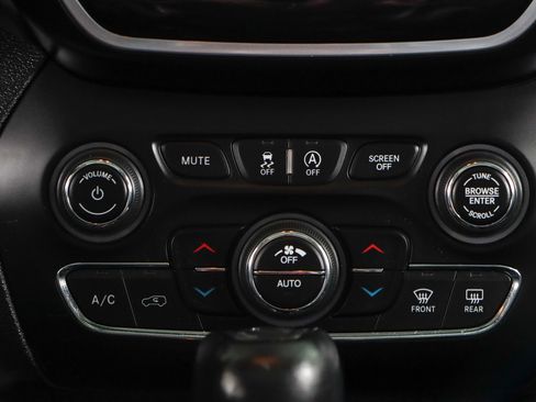 Used 2021 Jeep Cherokee Limited image 20