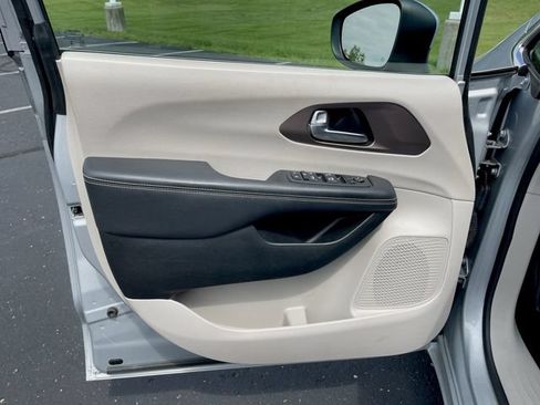 Used 2023 Chrysler Voyager LX FWD image 21