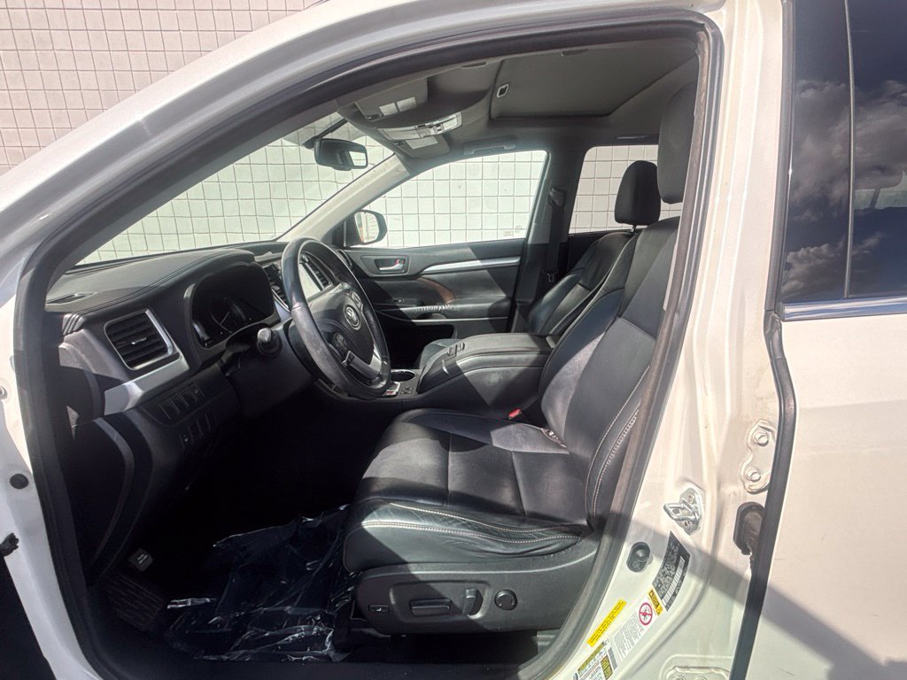 Used 2014 Toyota Highlander XLE FWD image 3