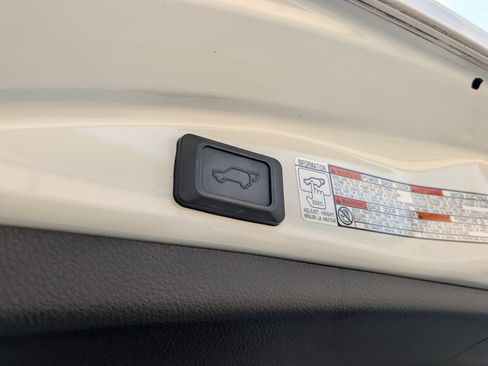 Used 2018 Toyota RAV4 XLE FWD image 20