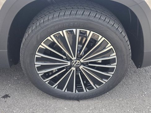 New 2026 Volkswagen Taos SE FWD image 8