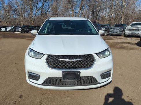 Used 2023 Chrysler Pacifica Touring-L image 4
