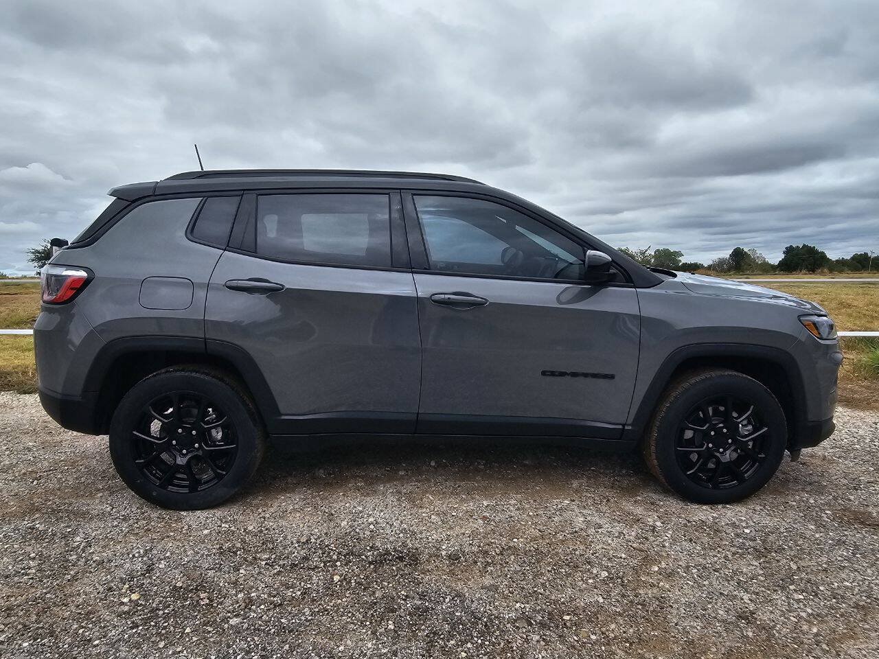 Used 2024 Jeep Compass Latitude w/ Convenience Group AWD/4WD image 8