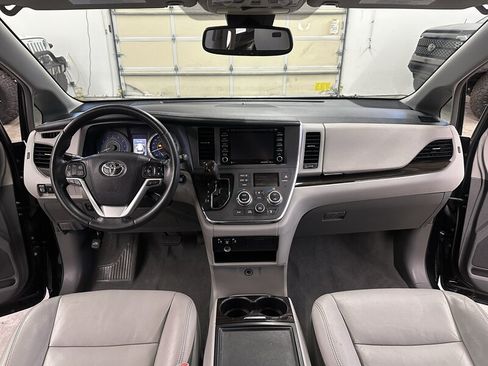 Used 2019 Toyota Sienna XLE FWD image 17