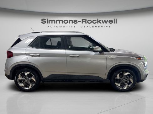 Used 2025 Hyundai Venue SEL FWD image 6