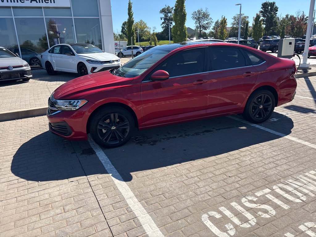 Used 2024 Volkswagen Jetta SE FWD image 2