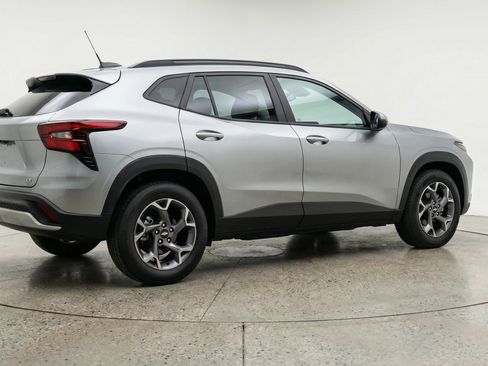 Used 2025 Chevrolet Trax LT FWD image 9